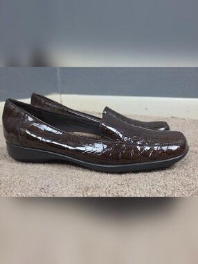 Trotters Woman's Croc-Embossed Brown Patent Slip-On Loafers